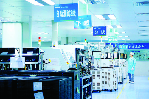     惠州光弘科技股份有限公司員工監控自動測試線運轉情況。    惠州日報記者湯渝杭 攝