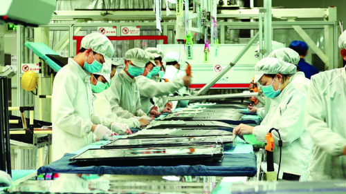     TCL電子（惠州）有限公司工人在電視機生產車間檢測產品。惠州日報記者黃岸媚 通訊員仇日紅 攝