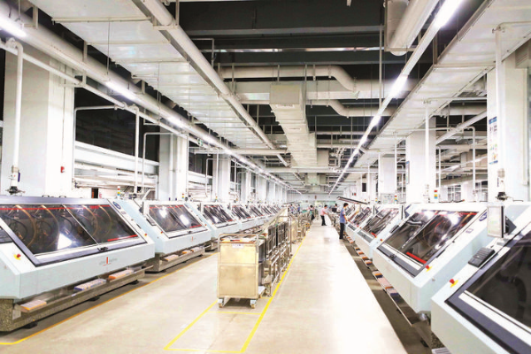 ▲勝宏科技(惠州)股份有限公司董事長陳濤。 ?勝宏科技(惠州)股份有限公司生產車間。 惠州日報記者張藝明 攝