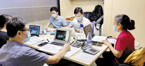     圖④：惠州市第五屆“天鵝杯”科技創(chuàng)新創(chuàng)業(yè)大賽決賽在仲愷落幕。圖為評委參加“云端”評審。    惠州日報(bào)記者楊敬賀通訊員李揚(yáng) 攝