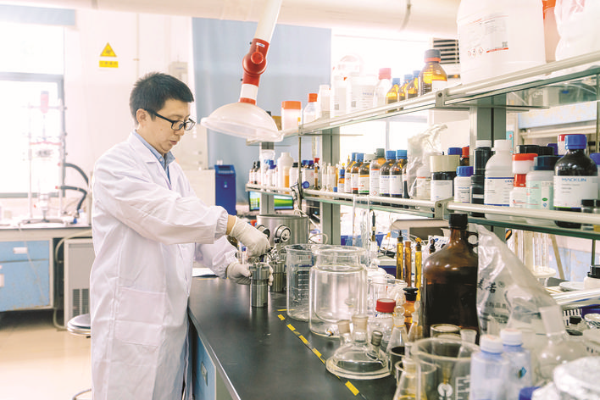     圖②：中山大學(xué)惠州研究院院長周賢太在做實(shí)驗(yàn)。    惠州日報(bào)記者匡湘鄂 攝