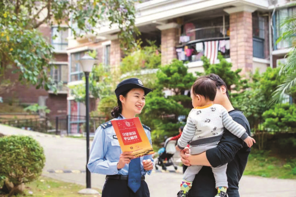     黃晴深入社區(qū)與群眾互動交流。