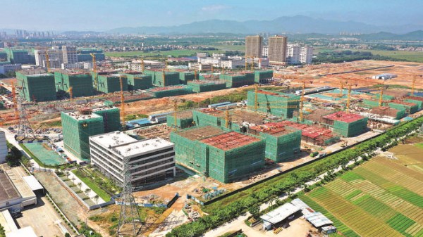     ③：東江灣產業園建設如火如荼。