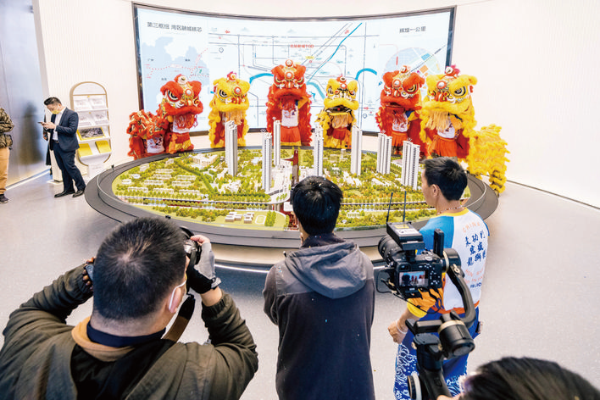     地產銷售人員線上發起直播看房，助力營銷。    惠州日報記者周楠 攝