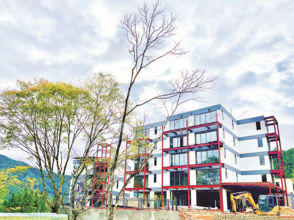     羅洞村民小組依托農村宅基地制度改革引進的旅游項目正在如火如荼建設中。