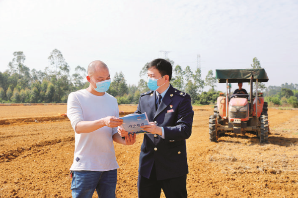     稅務(wù)人員到田間地頭宣傳減稅降費(fèi)政策。