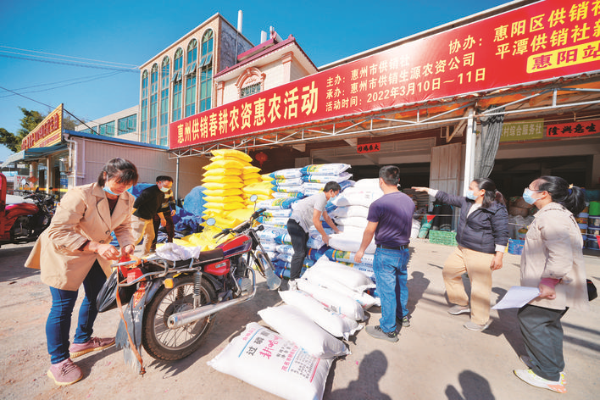 農戶在購買化肥。惠州日報記者周楠 攝