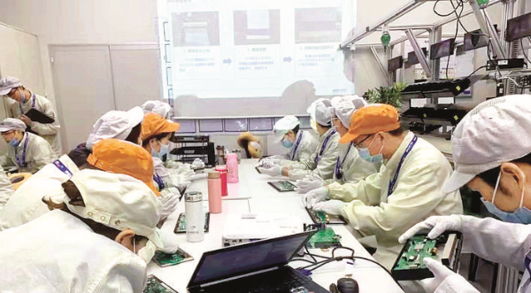     德賽西威對員工開展技能培訓與鑒定?；葜萑請笥浾邨罹促R 通訊員德賽宣 攝