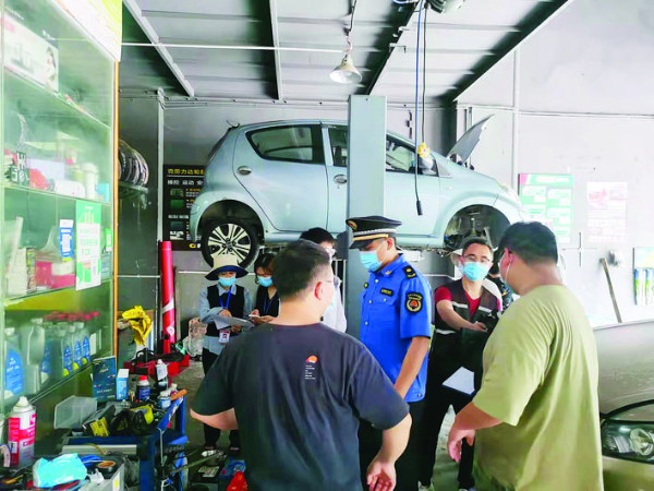 檢查小組排查經營場所。惠州日報記者謝菁菁 攝