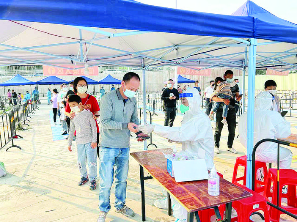     紀檢監(jiān)察干部參與核酸檢測采樣等志愿服務。