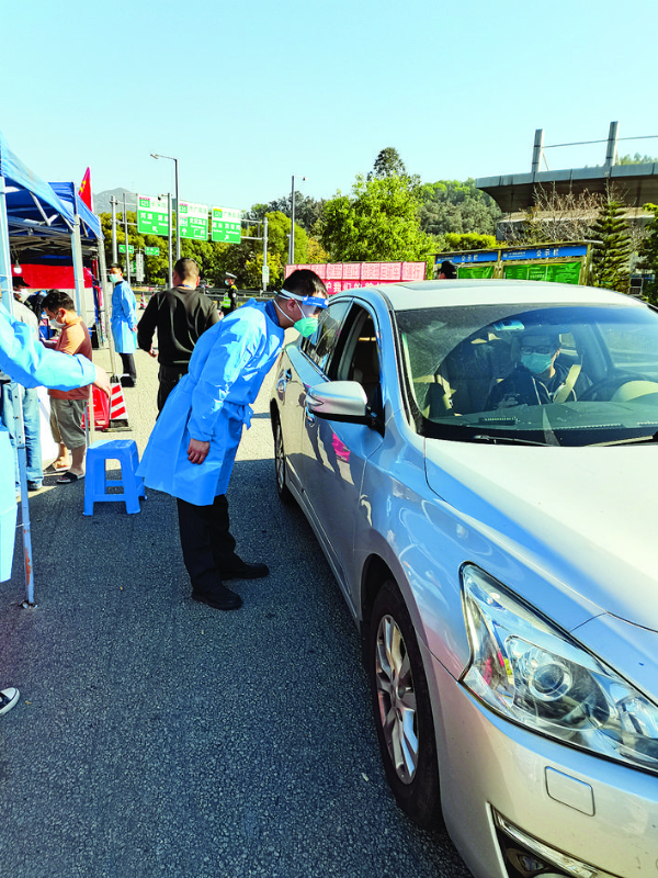     市紀委監(jiān)委青年黨員突擊隊在高速出口查驗粵康碼。