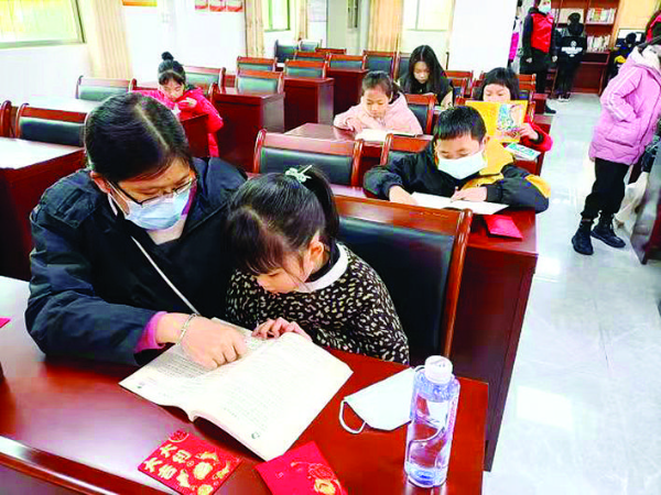     洛塘村村民在農家書屋看書。