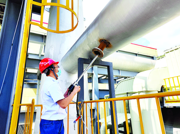 惠州檢測院檢驗人員在檢測設備。惠州日報記者譚琳 通訊員鐘鳴宇 攝