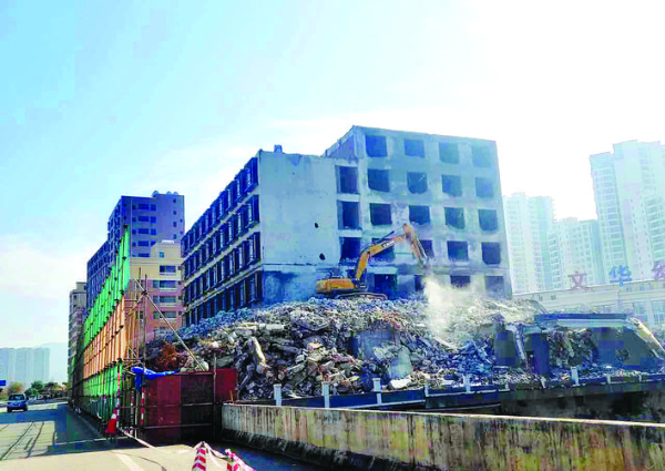     經(jīng)過近兩個(gè)月時(shí)間，這棟18層建筑已被完全拆除。