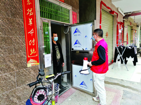     黨員房東上門宣傳出租屋管理相關政策。