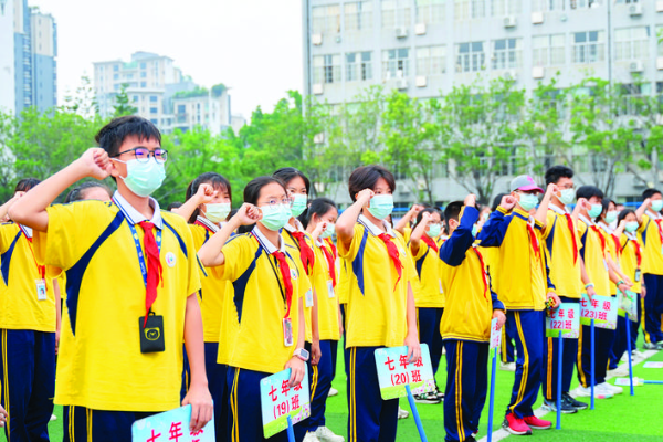     學生集體宣讀防溺水倡議書。    惠州日報記者湯渝杭 攝