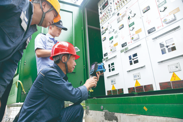     5月10日，南方電網(wǎng)廣東惠州博羅供電局聯(lián)合電網(wǎng)警務(wù)室對供電范圍的配電設(shè)備進行排查，確保強降雨期間的供電可靠。   廖偉興 攝