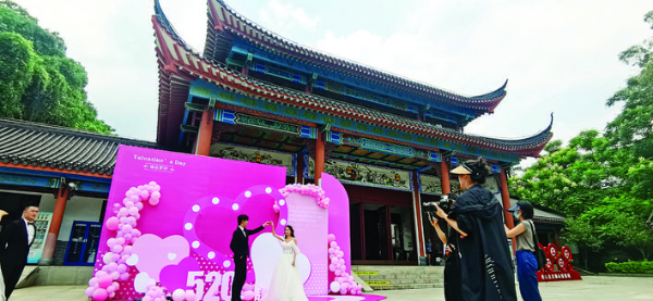     市民在羅浮山景區拍攝婚紗照。惠州日報記者李燕文 通訊員李淵 攝