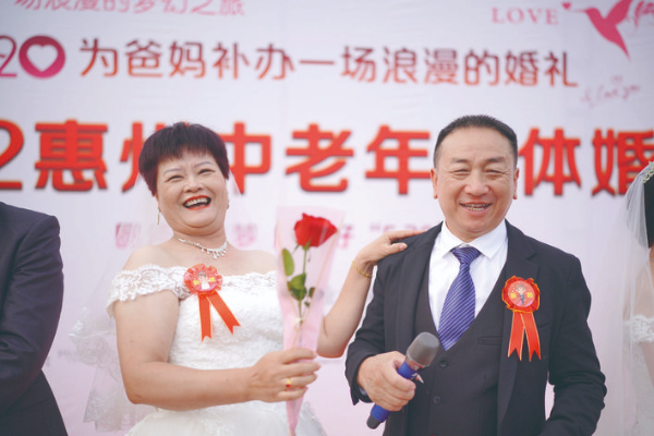     何志明、曾惠蓮夫妻：相知相愛30年，這次圓了30年的夢，太感動了。