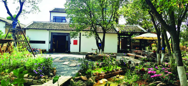 修繕一新的廢棄房子變成民宿。