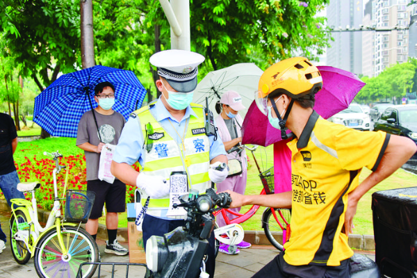     惠州公安交警在路面執勤，查糾交通違法行為，宣傳文明交通。惠州日報記者鐘暢新 通訊員黃輝延 攝