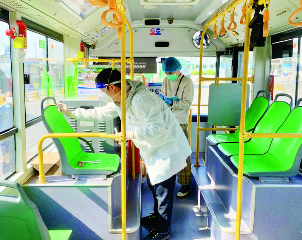     市疾控中心工作人員在公交車上開展新冠環境監測采樣。