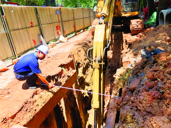 <p>    紀檢監察組工作人員到金山新城項目施工現場開展監督檢查。</p>