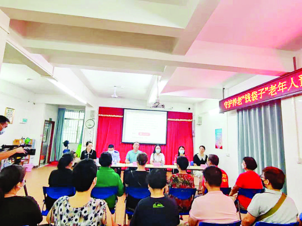     大亞灣區(qū)法院在澳頭居家養(yǎng)老服務(wù)中心開展防止養(yǎng)老詐騙現(xiàn)場宣傳活動。    惠州日報記者曾靜妍 通訊員章婷 攝