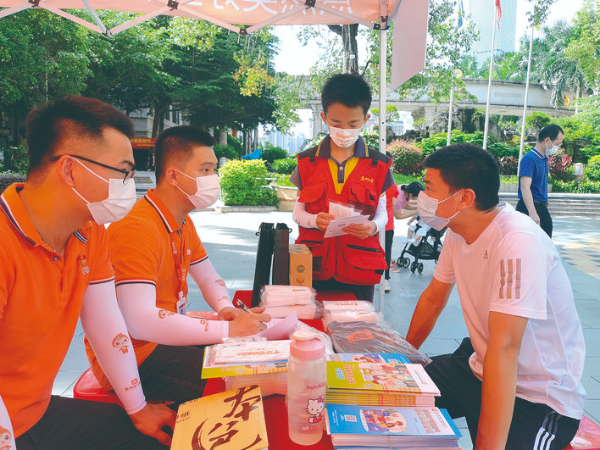 居民認真向工作人員了解安全用氣相關知識。