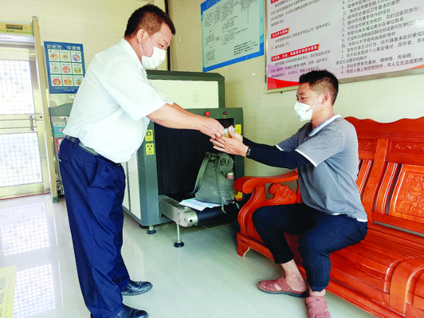     救助站為受助人員提供綠豆糖水解暑。    惠州日報(bào)記者黃尉宏 許文昌 通訊員賴允仕 攝