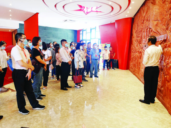     市紀(jì)委監(jiān)委黨員干部參觀高潭革命歷史陳列館。