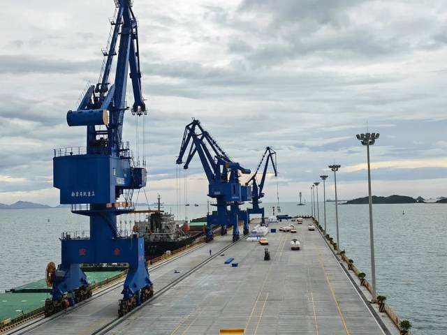 恒力石化（惠州）有限公司通用碼頭正在裝運PTA產(chǎn)品。