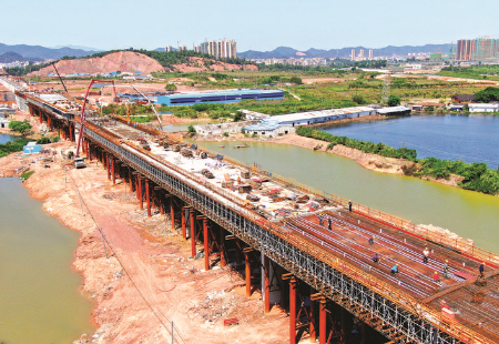     潼湖特大橋澆筑現場。惠州日報記者戴建 通訊員古銳珍 攝