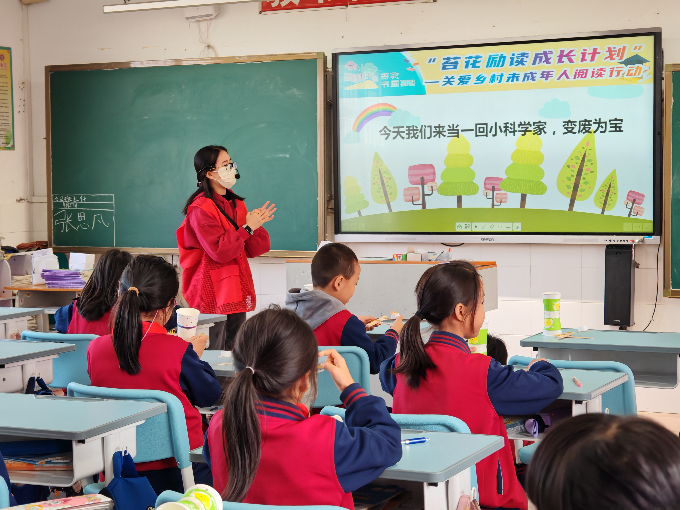 “苔花勵讀成長計劃”專長志愿者走進惠城區七聯村小學開展科普活動.jpg